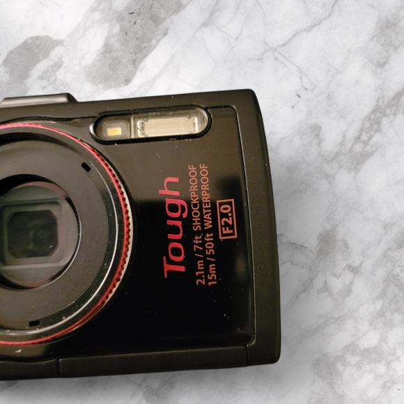 Olympus Stylus Tough TG-4 16-megapixel Waterproof Digital Camera - Picture 3 of 12